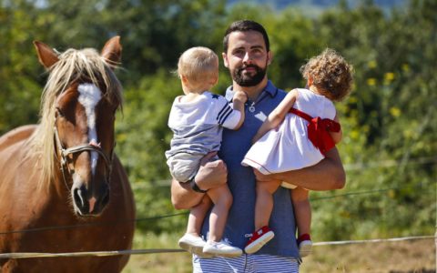 Papá soltero reivindica los derechos de mamá