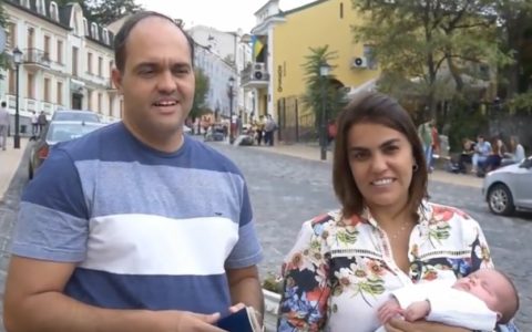 14/11/2017 – ¡La niña de la pareja brasileña con su primer documento y está lista regresar a casa!